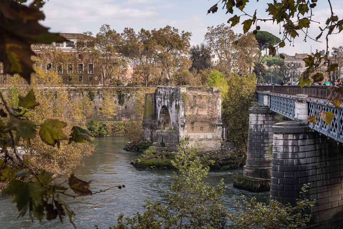 This image shows two bridges: Ponte Rotto and Ponte Palatino.
