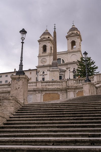 This image shows a section of the Scalinata di Trinità dei Monti and the church Trinità dei Monti at the top.