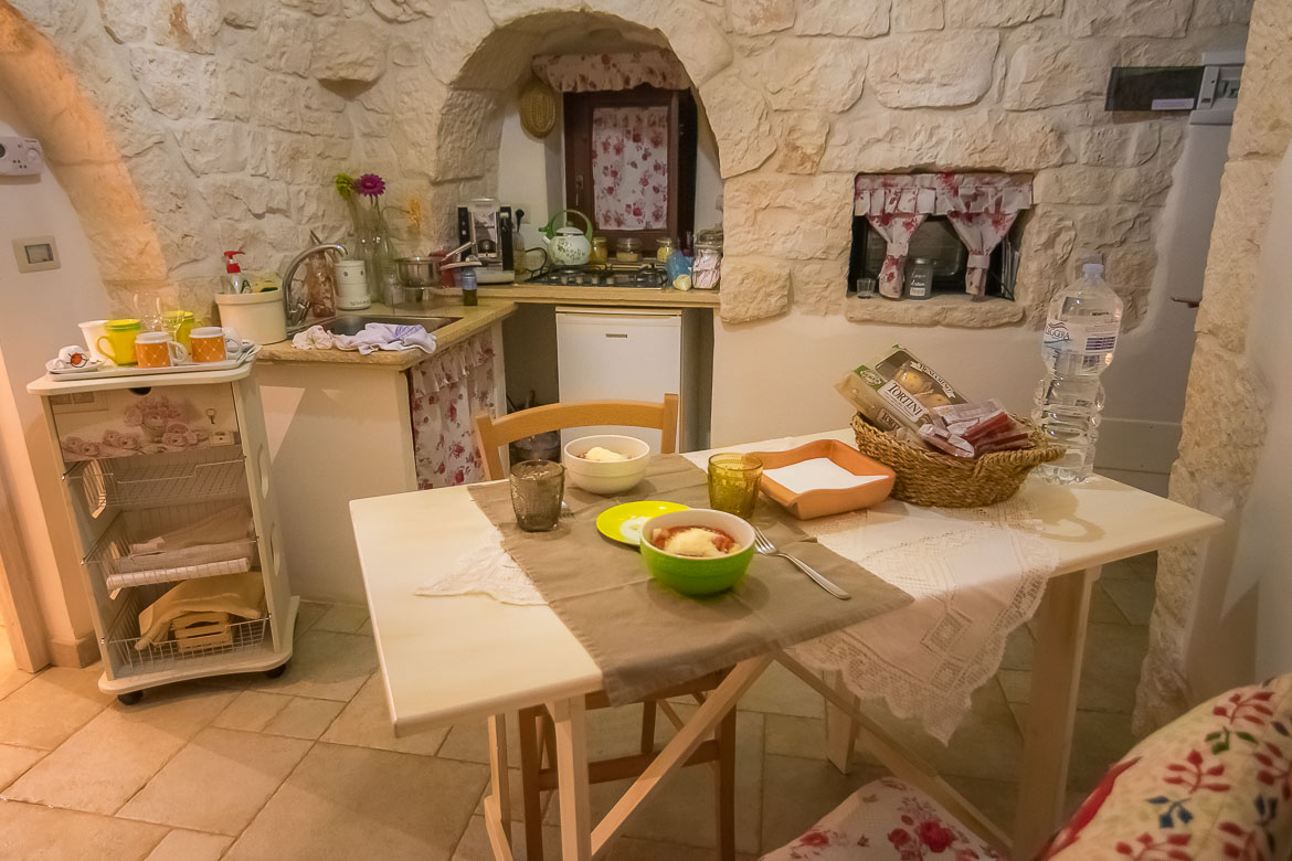 This photo shows the interior of the trullo we stayed at. Its decoration is traditional and it's very cosy. Fresh pasta, our dinner, is served on the dining table. 
