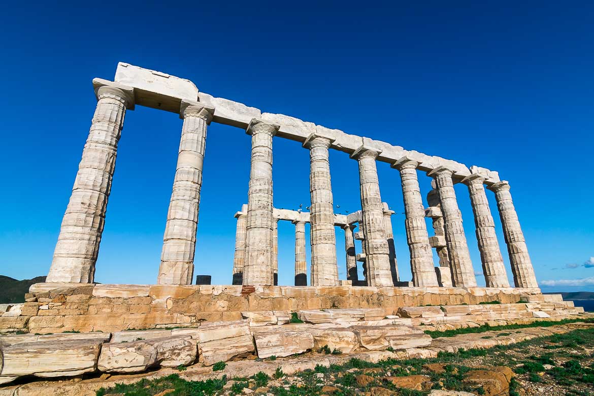 This image shows the temple of Poseidon, the most important thing to see on a day trip to Cape Sounion from Athens.