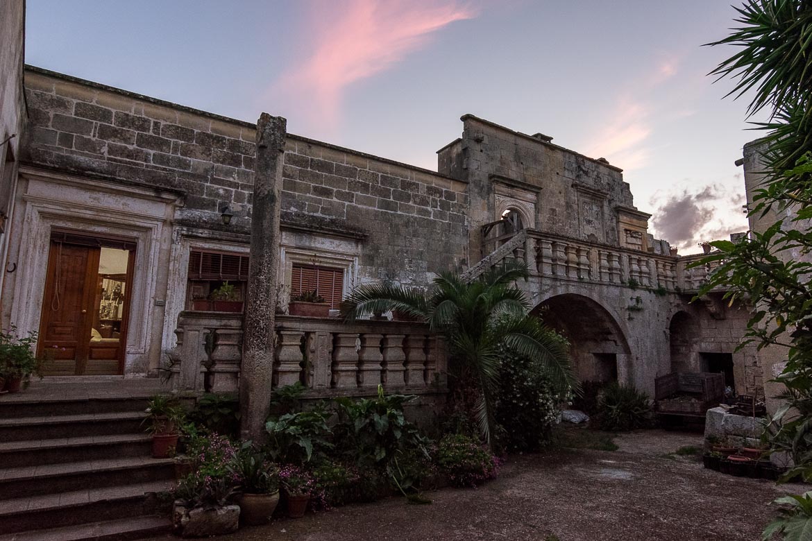 This is a house in ruins in Melpignano. 