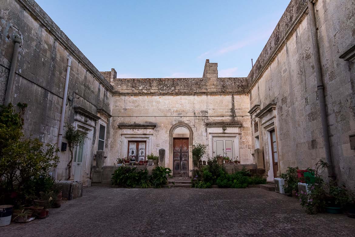 This photo shows the inner courtyard of a house in Melpignano. 