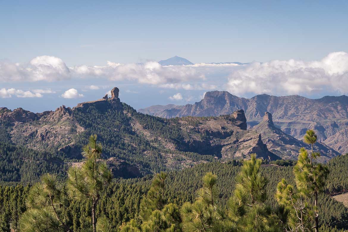 Panoramic view of Roque Nublo and the surrounding mountains. In the background, the peak of Tenerife mountain is visible.