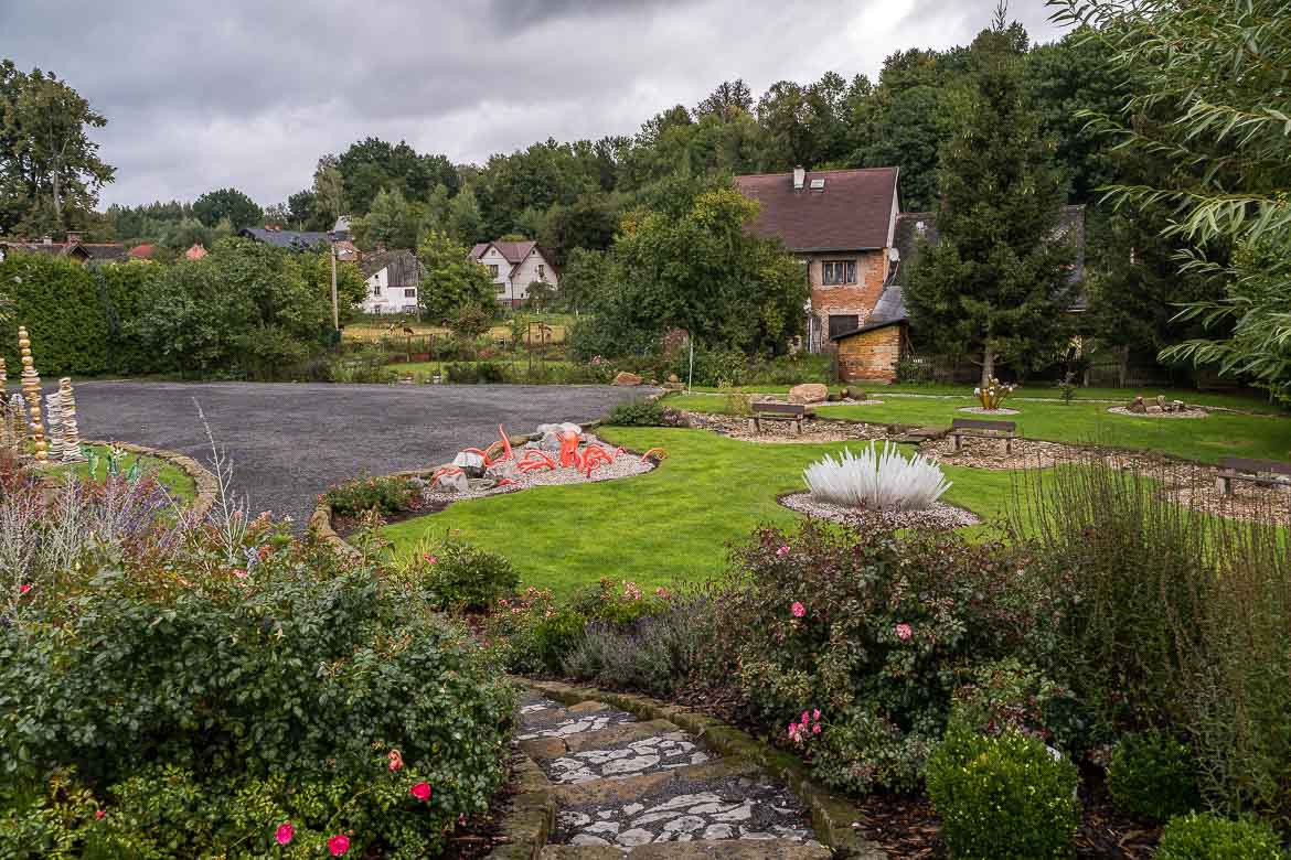 This image shows the glass garden at Pacinek Glasswork. There are many plants made of glass.