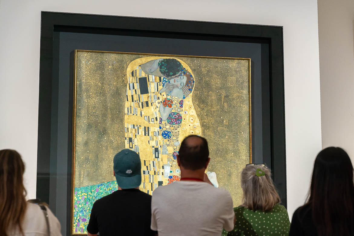People in front of Klimt's famous painting "The Kiss" in Upper Belvedere.