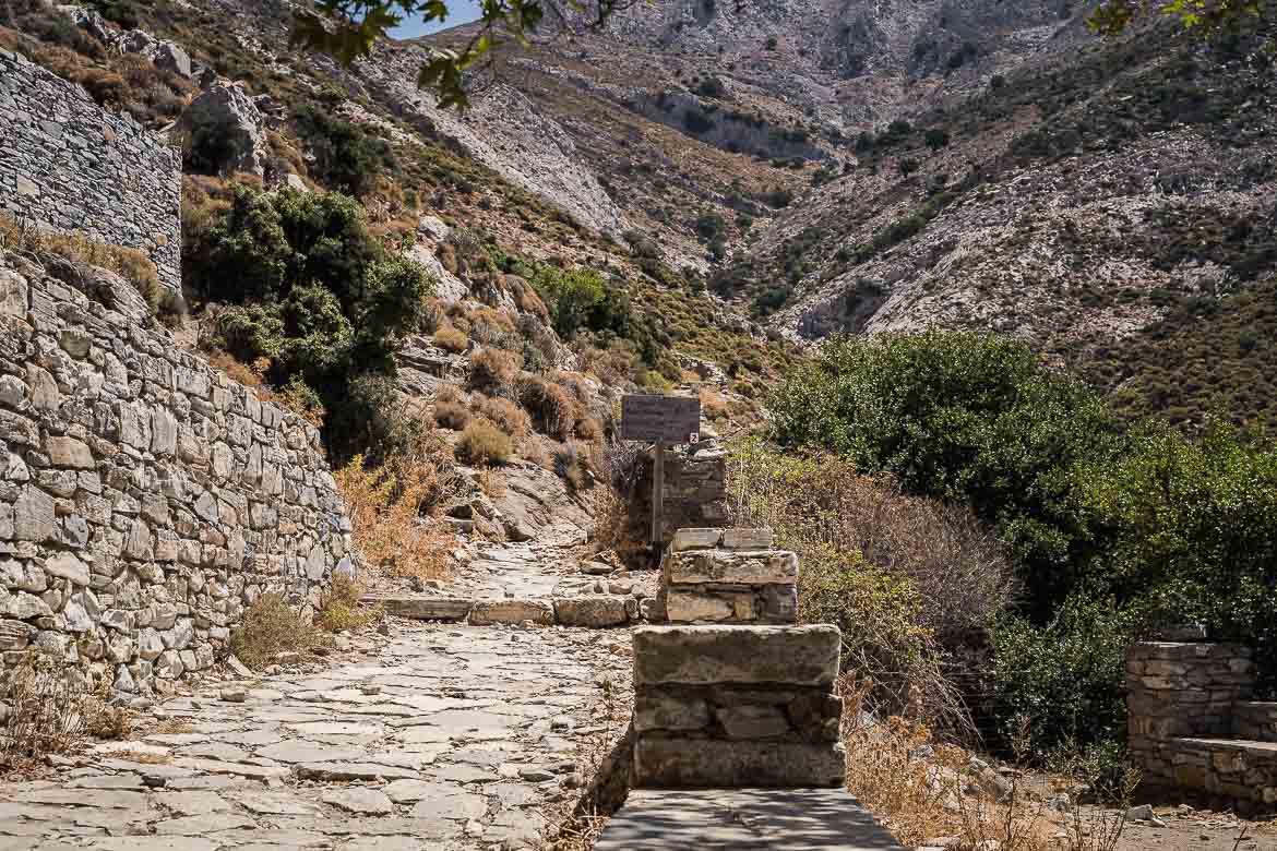This image shows the sign and the starting point of the trail to Zas cave.