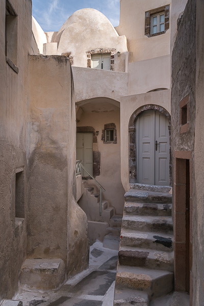 This image shows the unique architecture of Emporio, with its tiny houses, super narrow alleys and rounded steps and doors.