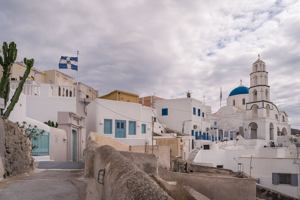 This image shows the whitewashed village of Pyrgos on a cloudy day.
